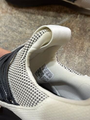 idman kişi şortları: Kisi idman ayaqqabısı – ağ/boz üstlük və qara detallarla — 3