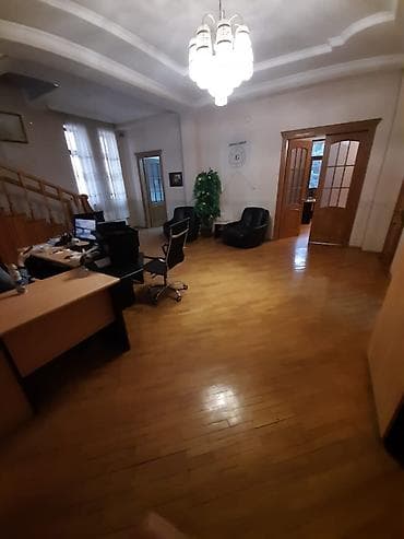 vila evler: T. Əliyev küçəsində. Mülkiyyətdə 650m² olan. 7 sotda 4mərtəbəli 8 — 6