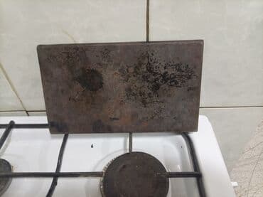 Metal press, tünd qəhvəyi rəngdədir və düzbucaqlı formada dizayn