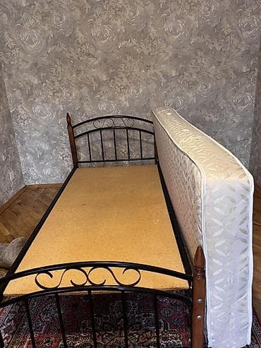Çarpayılar: Tək nəfərlik çarpayı və döşək dəsti - Ölçü: təxmini 90×190 sm (tək — 3
