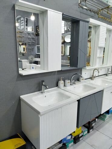 Duş başlıqları: Ağ rəngli, hamam otağı üçün nəzərdə tutulmuş güzgülü şkaf. Şkafın sol — 1