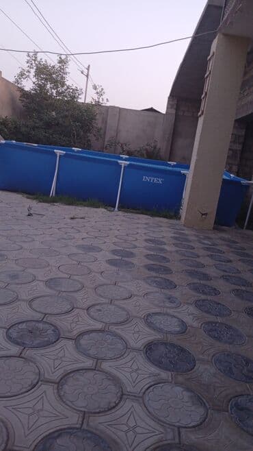 su hovuzlari: 1 mövsüm işlənib köçlə bağlı satılır üzərində qolçaqlar şişmə simit — 2