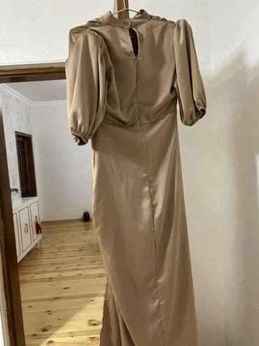 nişan donları 2023: Qəhvəyi-bej rəngdə zərif ziyafət/libas - Kəsim: Uzun, axıcı ətəkli — 1