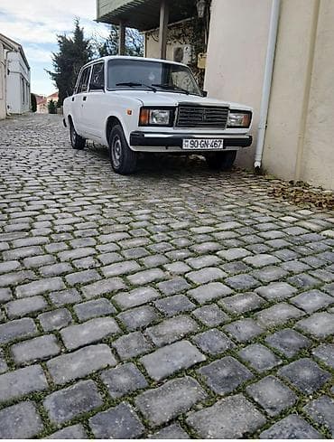 niva urban stoplari: VAZ 2107, ağ rəng, sedan kuzov. Texniki və dizayn xüsusiyyətləri: - — 2