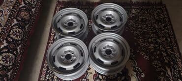 bu avtomobil traktor variantı: VAZ 2106 sedan – klassik arxaötürücülü model. Ağ rəngli kuzov, 4 qapı — 2