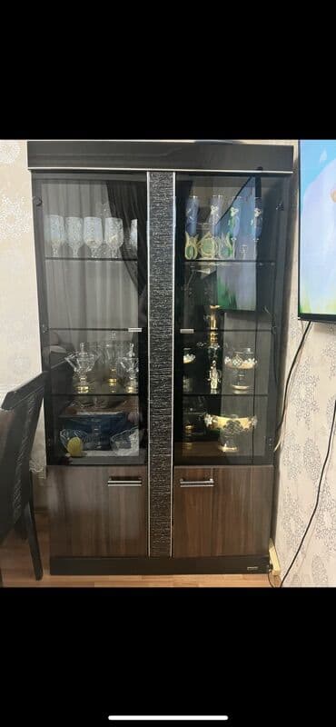 Şüşəli dolab vitrini, Ünvandan götürmə