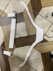 вешалки для брюк: Məhsul: Asılqan dəsti Tərkib: - 600ədəd geniş çiyinli paltar asılqanı — 1