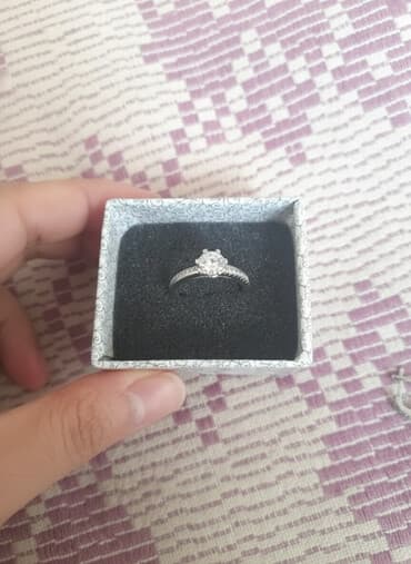 gümüşün qramı qiyməti 2022: 925 əyar gümüşdür. Sırğa, üzük və sep daxildir. 3u bir yerdə 80 AZN — 1