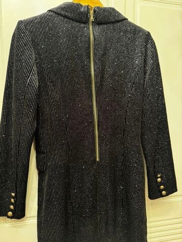 женские платья комбинация: Qara rəngdə, xırda parıltılı daşlarla bəzədilmiş qadın — 4