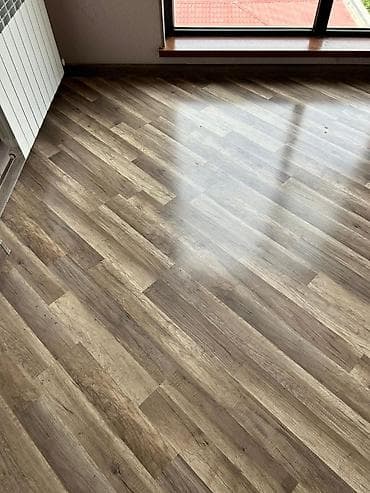 pencer: Laminate döşəmə – taxta teksturalı, çoxtonlu (boz-qəhvəyi) panel 55 kv — 4