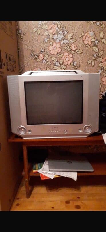 Kineskop tipli (CRT) televizor, gümüşü korpusla. - Təxmini ekran