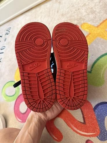 Bayram kostyumları: 270 alinib 1-2 defe geyinilib 29.5 razmer.Nike Air Jordan 1 Mid (uşaq — 3