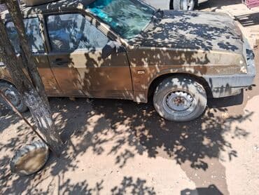 06 sekileri: VAZ 21099 sedan – qızılı rəng, 4 qapılı, ön ötürücülü. Mexaniki — 3