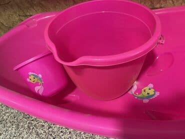 hamam xalatı türkçe: Çəhrayı rəngdə uşaq çimmək üçün vannası, vedrəsi və su götürmək üçün — 3