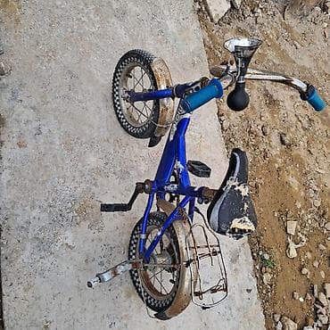 Elektrik velosipedlər: Uşaq velosipedi – kiçik ölçülü, mavi rəngli. Xüsusiyyətlər: - — 1