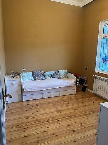 Uşaq otağı mebel dəsti Tərkib: - 2 qapılı şkaf: solda asılqan
