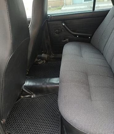 gence masin salonu: VAZ 2107, klassik sedan - Kuzov: 4 qapılı sedan, tünd albalı rəng - — 6