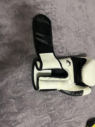 Ovçuluq və balıqçılıq: Venum boks əlcəkləri – 10 oz - Rəng: ağ/qara, böyük “VENUM” loqosu - — 4