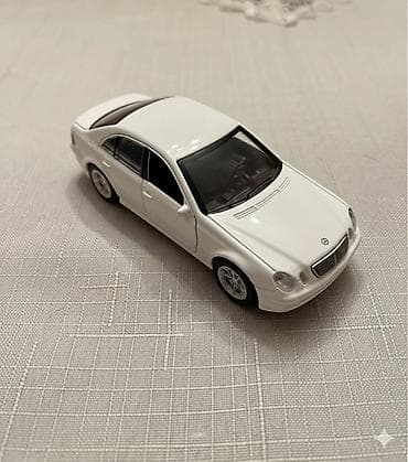 dvd disk: Ağ rəngli mini avtomobil modeli (sedan) - Korpus: realistik — 2