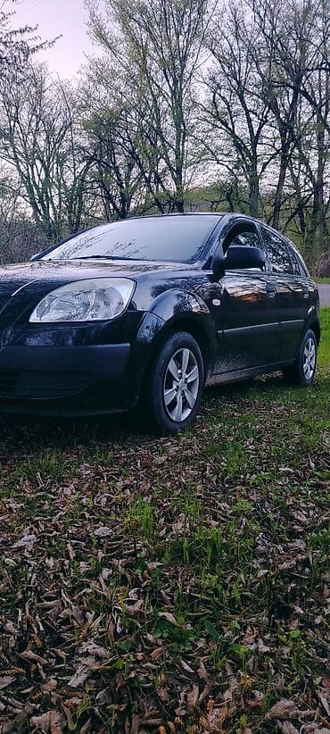 satılan zil 130: Kia Rio – qara rəng, hetçbek kuzov. Xüsusiyyətlər: - 5 qapılı — 3