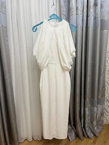 Ağ rəngli zərif qadın donu - Model: qolsuz görünüşlü, yarpaqvari