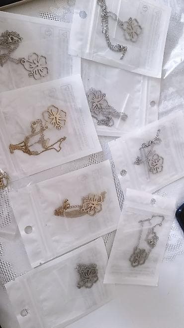 Hibiskus motivli zərif boyunbağılar - Model: hibiskus çiçəyi fiqurlu