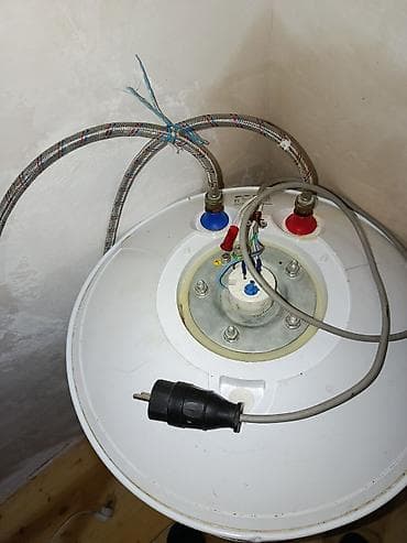 Elektrik su qızdırıcısı (boiler), silindrik şaquli gövdə, ağ rəng. -