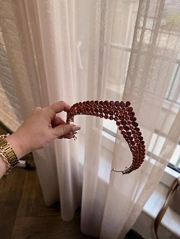 Аксессуары: Şəkildəki tac və aksesuarlar az işlənib, 10-20manat aralığıdır — 2