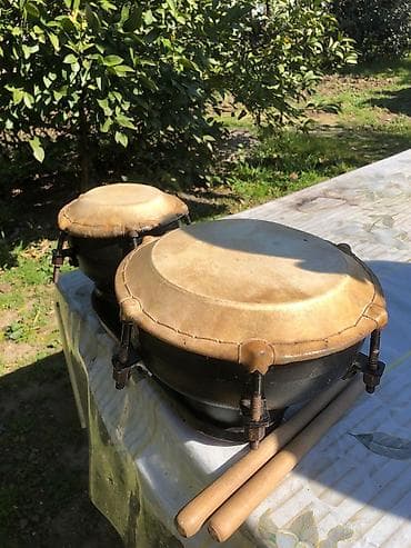 İkiqat təbil (bongo) dəsti - Korpus: metal gövdələr, ümumi taxta baza