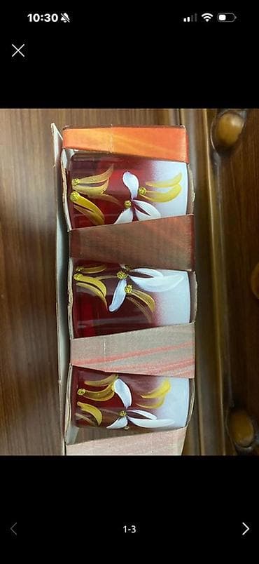 Şəffaf qırmızı şüşədən hazırlanmış, üzərində ağ çiçəklər və sarı