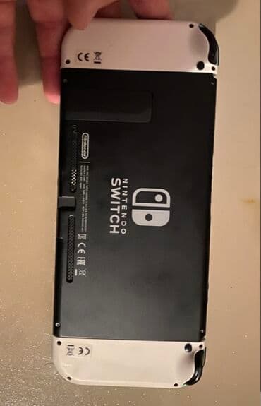 sazz lite modem: Nintendo Switch oyun konsolu – qara gövdə, ağ Joy‑Con panelləri ilə — 1