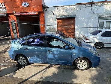 prius qanad: Toyota Prius (2-ci nəsil) – mavi rəng, hibrid hatchback — 3