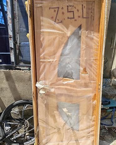 agadayi uzum sortu: Taxta otaq qapısı, dekorativ şüşəli dizaynda. Qapının üzərində iki — 2
