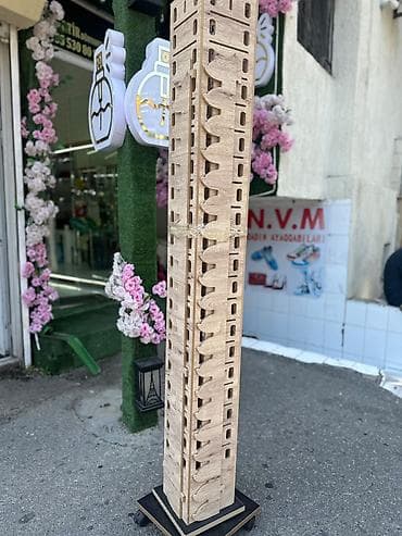 Eynek vitrini stendi tam sayini bilmirik ama coxlu eynekler gedir — 1