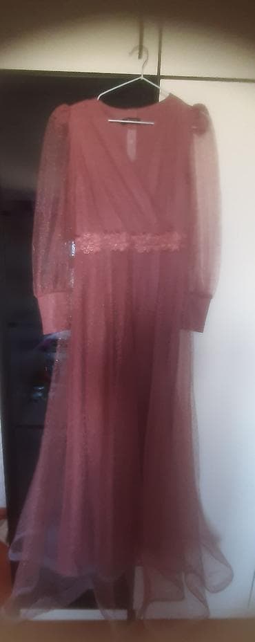 Uzun şifon/tyul paltar – pudra/çəhrayı rəngdə, V-kəsimli sarğı tipli