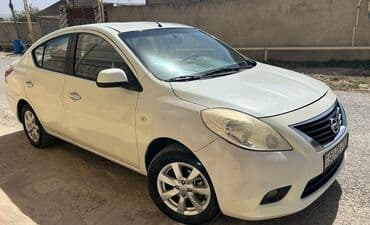 Nissan Sunny sedan – ağ rəng, 4 qapı, AZ nömrə nişanı (90-RB-782)