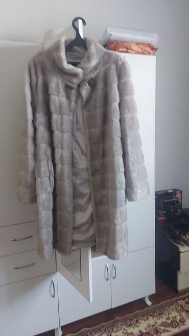 dublyonka dublonka дублёнка: Zərif dizaynlı qadın kürkü - Rəng: açıq boz/şampan tonları - Uzunluq — 1