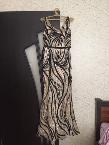 Ziyafet paltari bir dafe ge 400 man almisham 36 razmerdi