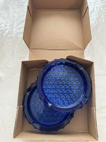 Kobal mavi şüşədən hazırlanmış 2 ədəd lövhəcik/altlıq dəsti. Külqabı — 1