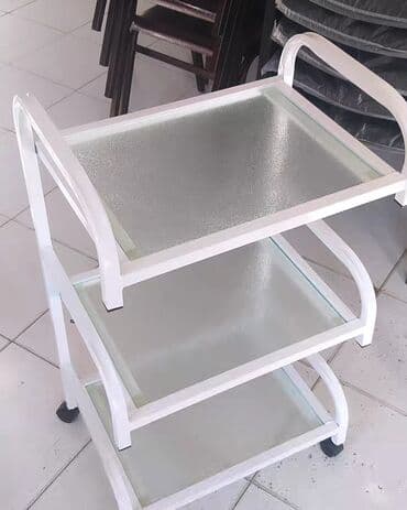 ofis əşyaları: Üç rəfi olan təkərli, metal konstruksiyalı mobil rəf. Bu rəf salonda — 6