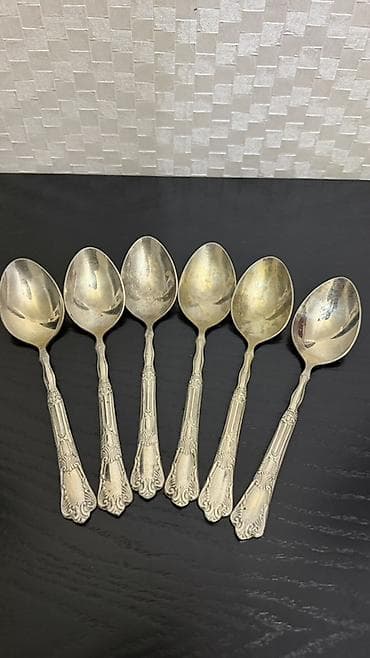 Altı ədəd gümüşü rəngli qaşıq dəsti. Hər bir qaşığın qolu zərif