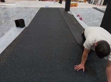 parket topdan satis: Rezin döşəmə Rulon formasinda 4 ve 10 mm Məhsul: Qara əsaslı, ağ xırda — 4