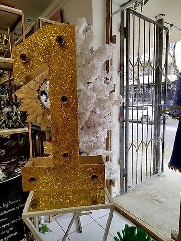 Parlaq qızılı rəngdə LED işıqlı “1” rəqəmi dekoru - Material