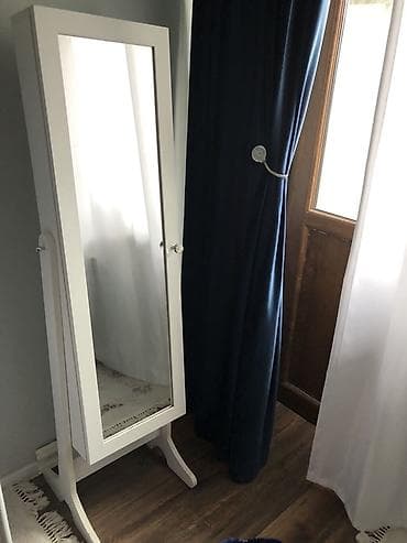 konputer masası: Ağ rəngdə, sərbəst dayanan güzgülü zərgərlik şkafı - Ön hissə tam — 4