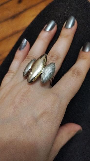 Unikal dizaynlı iri qadın üzüyü - Üç elementli kompozisiya: ortada lalafo.az -da Unikal dizaynlı iri qadın üzüyü - Üç elementli kompozisiya: ortada