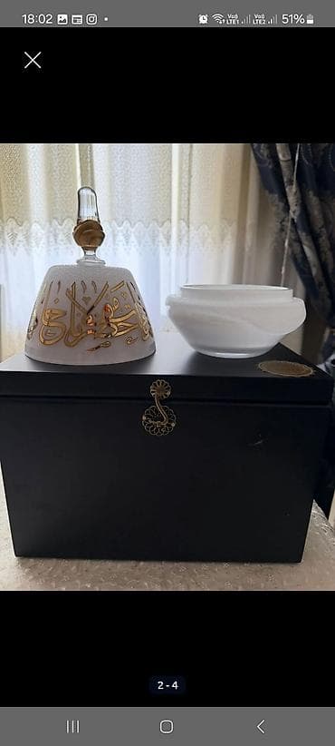 konfet qabi: Məhdud sayda istehsal olunmuş dekorativ şüşə qab dəsti. - Material — 5