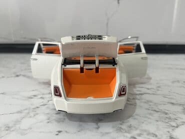 домики для кукол: Miqyaslı model avtomobil – ağ rəngdə, portağal salonlu lüks sedan. - — 3