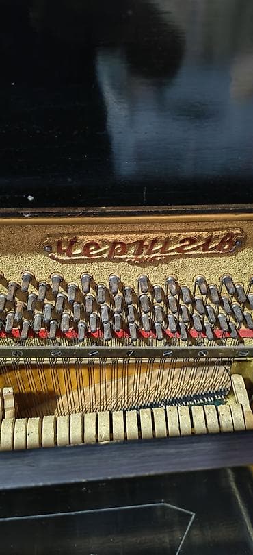 ağ piano: Şaquli pianino “Ukraina” (model “Чернигов” markalı mexanizm, daxildə — 2