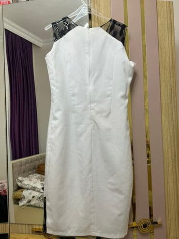 a klas: Ağ rəngli, dizə qədər uzunluqda qolsuz paltar. Yuxarı hissədə çiyinlər — 2