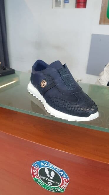 lacın ticarət mərkəzi ziyafət geyimləri: Kişi idman ayaqqabıları – 2 fərqli model 1) Tünd lacivərt slip-on — 1
